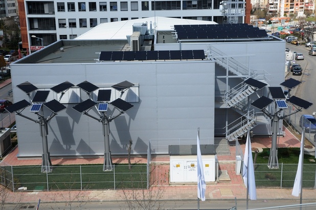 Автономната фотоволтаична централа се състои от общо 60 соларни панела