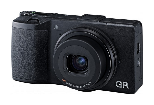 Камерата е оборудвана с обектив GR 18.3 мм F/2.8 със зрителен ъгъл, еквивалентен на обектив с фокусно разстояние 28 мм 