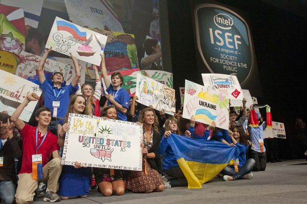 Тази година близо 100 млади учени бяха избрани да се състезават в Intel ISEF