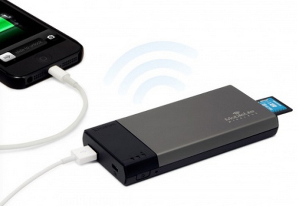 Хибридното устройство MobileLite Wireless чете карти и захранва мобилни устройства