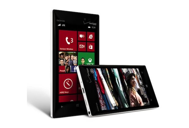 Lumia 928 идва с  4,7-инчов екран с резолюция 1280х768 пиксела, изпълнен по технология OLED вместо IPS