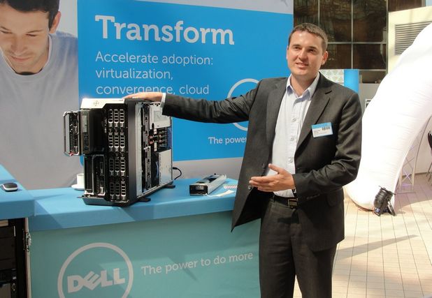 Томаш Вйечорек, продуктов мениджър корпоративни продукти за Централна и Източна Европа в Dell, показва новото сторидж решение ново сторидж решение Dell PowerEdge VRTX 