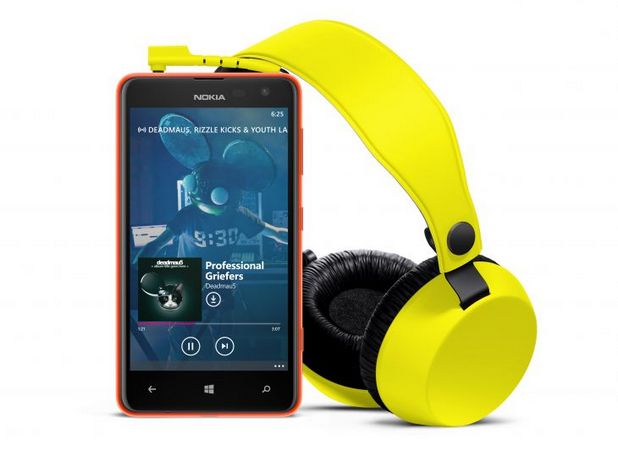 Смартфонът е придружен със слушалки BOOM с вграден микрофон и бутони за гласови повиквания и управление на музиката