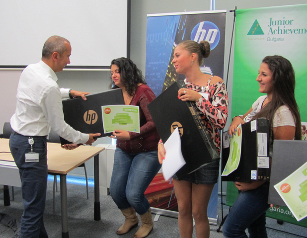 Победителите от отбор „Winners“ получиха последно поколение преносими компютри от г-н Ираван Хира, Генерален директор на Хюлет-Пакард България