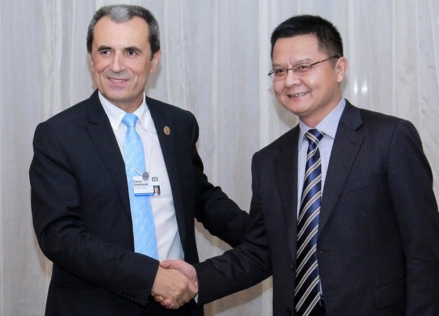 Пламен Орешарски се срещна в Китай с президента по държавните въпроси на Huawei Уанг Ченг Донг
