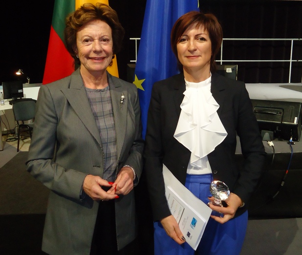 Вицепрезидентът на Европейската комисия и еврокомисар по дигиталната политика Нели Круз връчи на Саша Безуханова, председател на Български център за жените в технологиите, престижната награда Digital Woman Award за 2013 г.