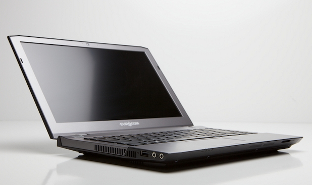Лаптопът предоставя 13,3-инчов екран с резолюция Full HD (1920x1080 пиксела) и контраст 700:1