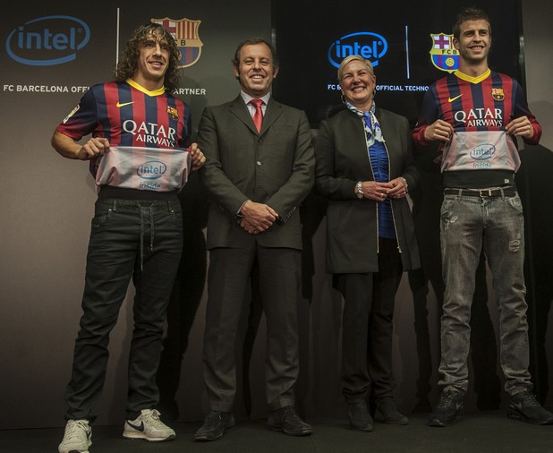 Духът на партньорството е символизиран чрез новите фланелки на ФК Барселона, в които логото на Intel ще бъде поставено отвътре