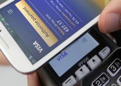 Потребителите могат да използват приложение за мобилно банкиране, за да управляват своите финанси и да извършват безконтактни разплащания 