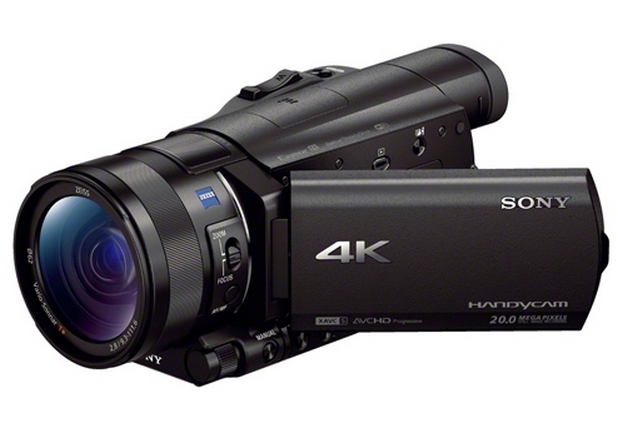 FDR-AX100E e първата 4K Handycam видеокамера, която разполага с голям Exmor R CMOS сензор 1.0 с подсветка