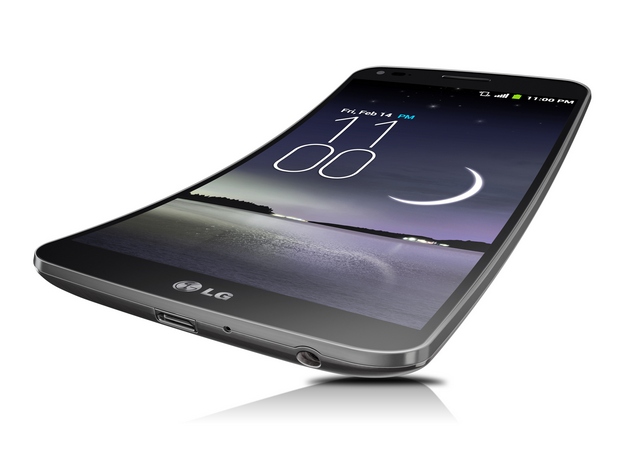 LG G Flex има голям 6-инчов POLED дисплей, който следва извивките на човешкото лице