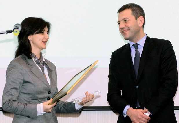 Зам.-министър Георги Тодоров връчи две награди „Инвеститор на годината” в ИТ на компаниите „Комвърс България” и „Експириън България”