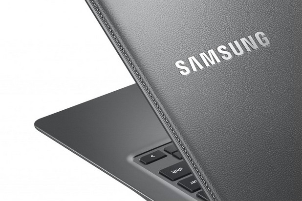 . Samsung Chromеbook 2 заимства елементи от дизайна от Galaxy Note 3, например текстурирания капак