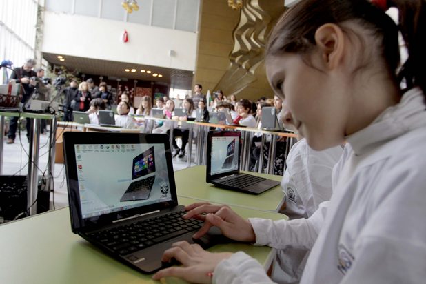 Учениците използваха лаптоп-таблети Clasmate PC и таблети под управление на Windows 8.1
