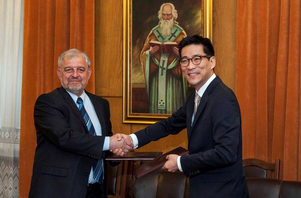 Крис Чънг, изпълнителен директор на Samsung Electronics за България, и проф. д.и.н. Иван Илчев, ректор на Софийски университет, подписаха споразумението за партньорство