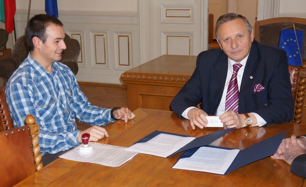Петър Шарков, председател на Start It Smart, и Стефан Воденичаров, председател на БАН, подписаха меморандум за научно сътрудничество (снимка: БАН)