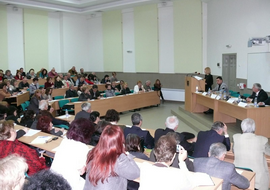 Едва 35 на сто от висшистите работят по специалността си, съобщиха от БСК по време на дискусия в Русенския университет