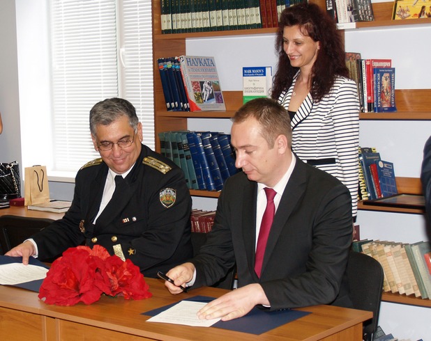 Проектът „InfoStart” започна с подписване на споразумение за сътрудничество между „Информационно обслужване” АД и Висшето военноморско училище „Н. Й. Вапцаров”