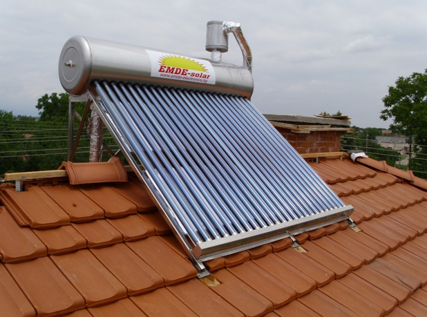 В топлите месеци на годината вакуумните слънчеви колектори обезпечават дома до 100% с нужната гореща вода (снимка: ЕМДЕ Солар)