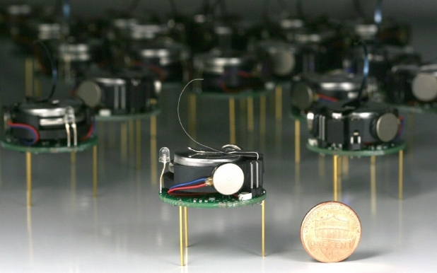 Всеки робот от мрежата представлява цилиндрично устройство с приемник на сигнали и програма за управление (снимка: arstechnica)