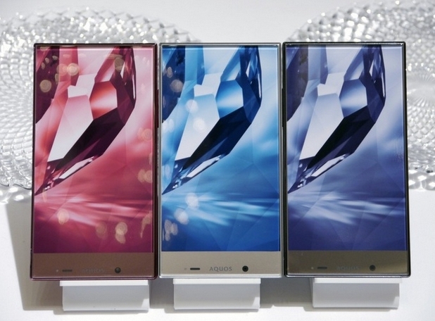 Sharp Aquos Crystal има елегантен корпус с почти незабележима рамка от трите страни на екрана