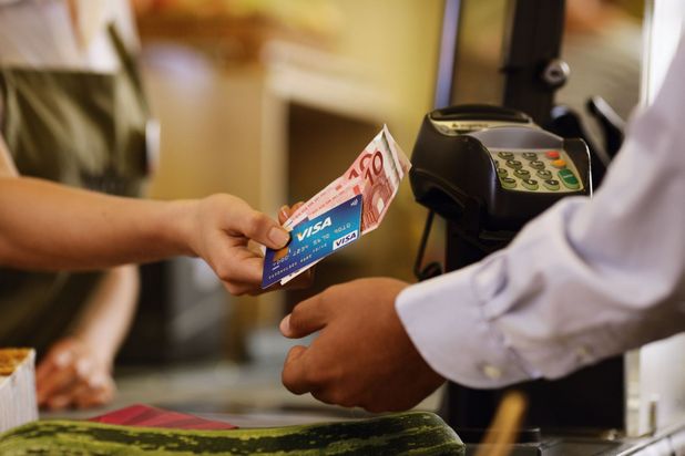 Visa Cash back дава възможност на потребителите да изтеглят малка сума пари в брой от касата, докато плащат покупката си
