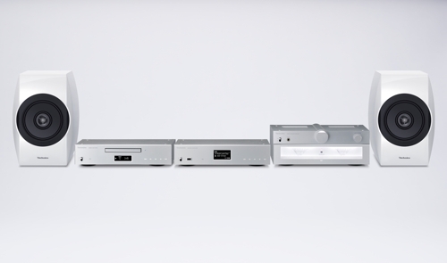 Technics ST-C700 включва плейър за компактдискове, две колонки SB-C700, вградено FM радио, поддържа Bluetooth