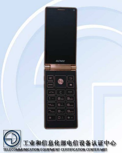 Смартфонът Gionee W900 е изпълнен в ретро дизайн, с разтварящ се капак с дисплеи от двете страни