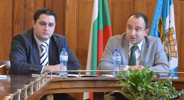 Пламен Цеков (вляво), изпълнителен директор на ScaleFocus, и Стефан Стоянов, зам.-кмет на Пловдив, споделят виждането, че бизнес средата в Пловдив е благоприятна за ИТ компаниите