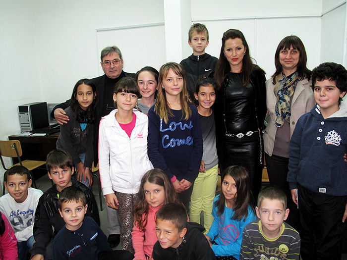 „Радвам, че успяхме да помогнем на училището във важен момент”, сподели Наталия Футекова (в средата)