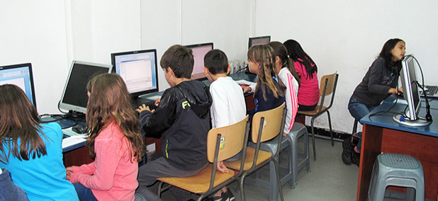 Най-малките ученици се учат да рисуват и пишат текстове на компютър