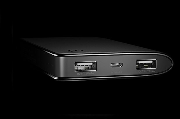 OnePlus Power Bank предоставя два USB порта за едновременно зареждане на мобилни устройства