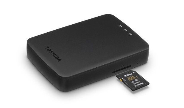 Toshiba Canvio AeroCast разполага и със SD слот за пряк обмен на данни с карти памет