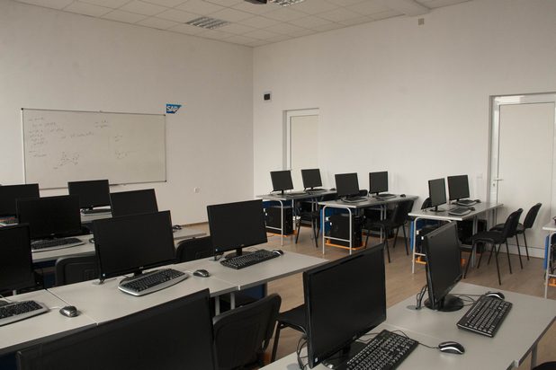Две зали на факултета по математика и информатика бяха реновирани и обединени в една с помощта на SAP Labs