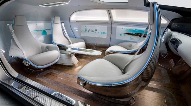 Пътуващите във F015 Luxury in Motion могат да седят едни срещу други и да общуват безпроблемно