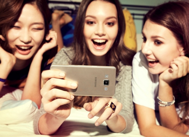 Смартфоните Galaxy A5 и A3 са насочени към младите потребители, които искат бързо селфи и споделяне в социалните мрежи
