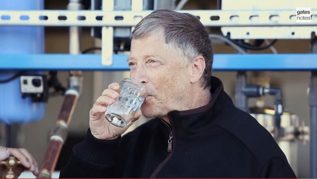 Бил Гейтс показа, че вярва безпрекословно в технологията за преработка на човешки екстременти в питейна вода