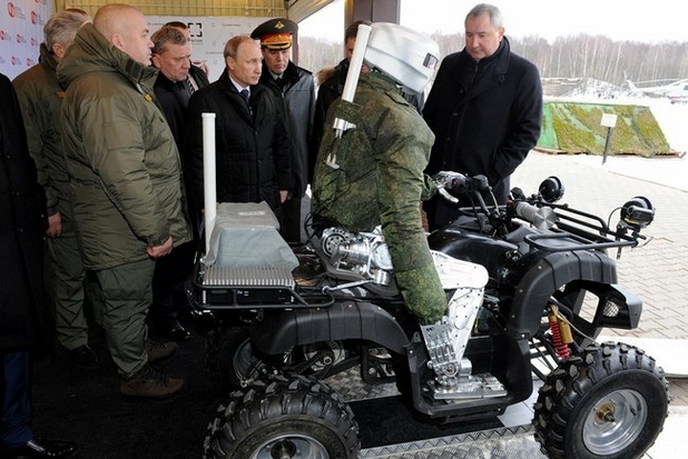 Военни специалисти показаха на Путин нов робот, способен да изпълнява различни мисии