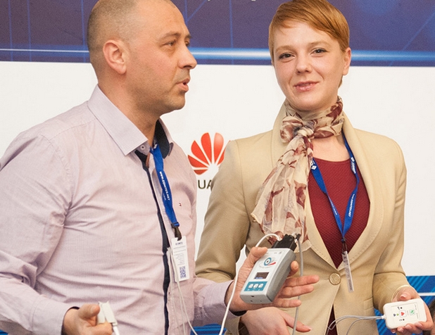 Ивайло Дачов и Ружица Гугуловска от Checkpoint Cardio показват системата за дистанционен мониторинг