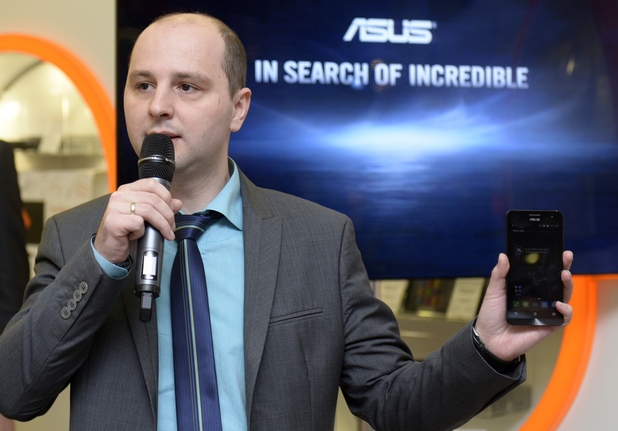 Александър Кръстев, мениджър крайни устройства и сим карти във Виваком, показва дългоочаквания Asus Zenfone 5