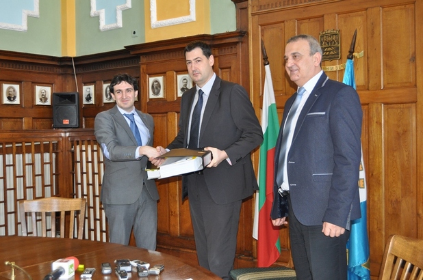 Кметът Иван Тотев (в средата) подписа договора за електронно таксуване в градския транспорт (снимка: Община Пловдив)