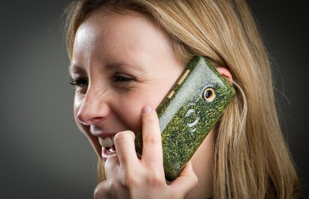 Мобилният телефон O2-Grass изглежда екзотично с тревния си вид