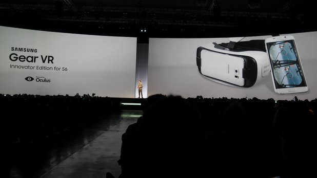 Gear VR, представен в Барселона, разполага с 5,1-инчов дисплей и позволява на потребителите да гледат филми с висока резолюция, телевизия, видео по поискване и снимки 