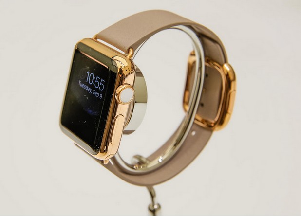 Apple позиционира Watch като украшение, но това е технологичен продукт, който се обезценява