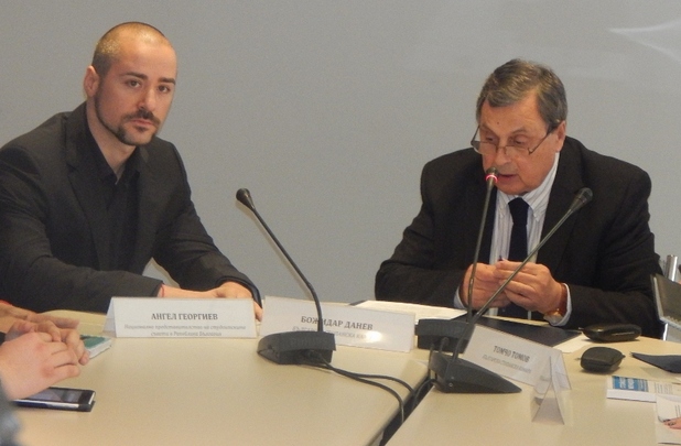Божидар Данев (вдясно) и Ангел Георгиев подписаха меморандум за сътрудничество между БСК и студентските съвети