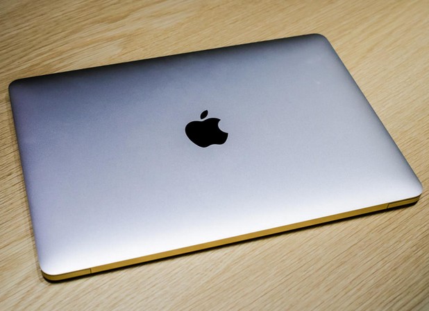 Новият MacBook тежи само 907 грама и е дебел едва 13,1 мм (снимка: CNET)