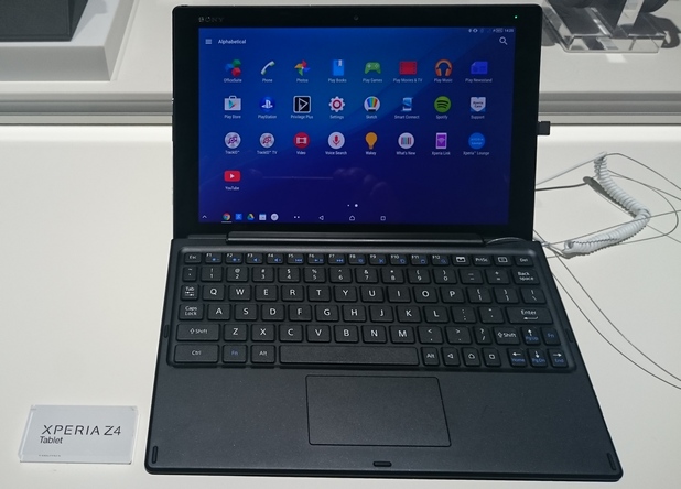 Xperia Z4 в конфигурация с клавиатура и предварително инсталиран OfficeSuite на МобиСистемс (снимка от MWC 2015) 