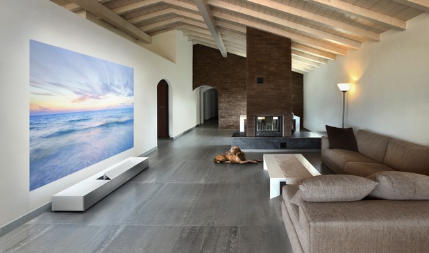 4K проекторът с ултра къс фокус се отличава със стилен дизайн, подобен на мебел и хармониращ със съвременната жилищна среда