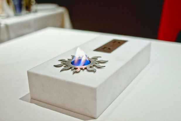 Music Fireplace е изработена от бял гръцки мрамор с вградени два високоговорителя и камина на биоетанол