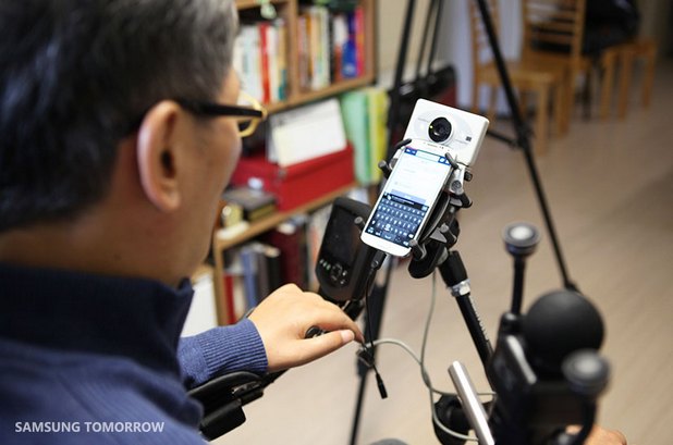 Приложението DOWELL на Samsung помага на хората с увреждания на горните крайници да използват смартфони